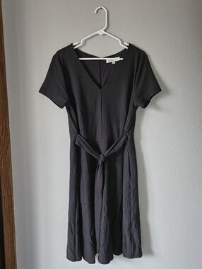 LOFT Black V‑Neck Short Sleeve Tie Waist Dress